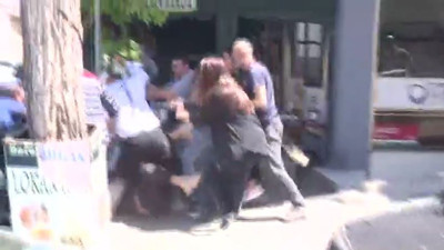 Gazetecilere tekme tokat saldırı! 2 kişi gözaltına alındı