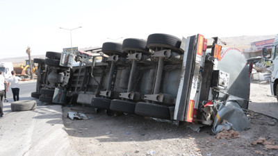 Cizre'de ham madde yüklü tır devrildi: 1 yaralı