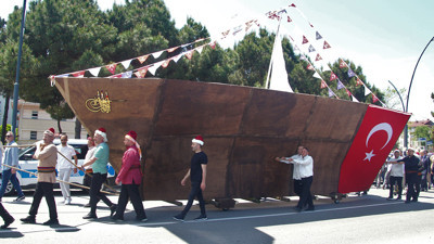 10 metre uzunluğunda 3 metre yüksekliğinde! Karadan yürüttüler