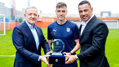 Başakşehir'den Krzysztof Piatek'e veda plaketi