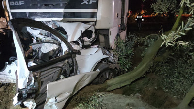 TIR'a çarpışan otomobilin burnu kırıldı: 1 ölü, 1 yaralı