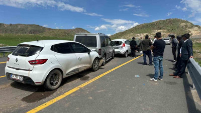 Cenaze konvoyunda kaza! 3 araç birbirine girdi