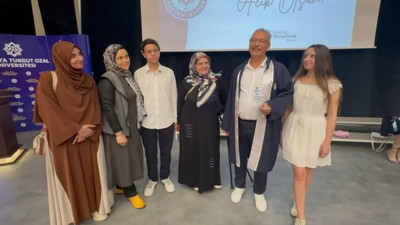 Mezuniyet törenine damga vurdu! 61 yaşında adam bölümü birincilikle bitirdi