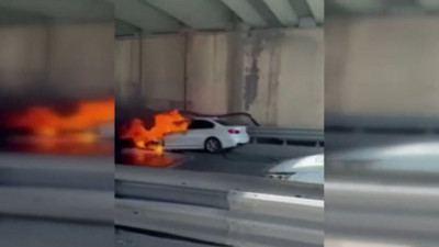 Lüks otomobil alevler içinde kaldı! Trafik felç oldu...