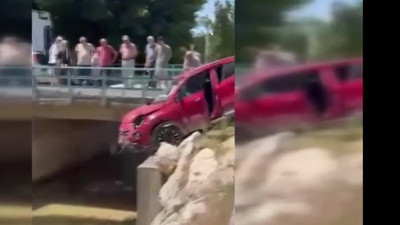 Kanalda askıda kalan otomobil şaşırttı! Facia ucuz atlatıldı