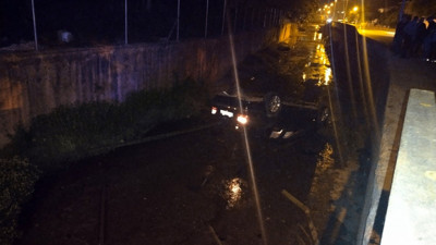 Beykoz'da kontrolden çıkan otomobil dereye uçtu