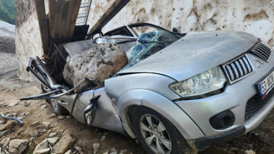 Hareket halindeki kamyonetin üzerine kaya düştü