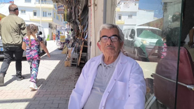 Berberlik yapan emekli: Bayrama 6 gün var hala bekliyoruz müşteri gelecek diye