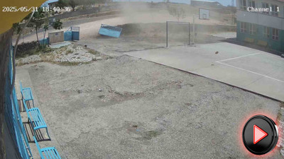 Hortum paniği! Okul kapısı parçalandı