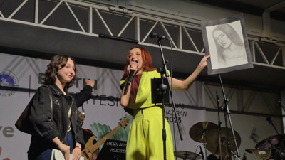 Sahnede evlilik teklifi