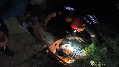 Uçuruma yuvarlanan otomobildeki 3 kişi yaralandı