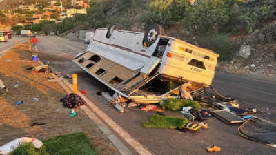 Servis midibüsü ters döndü: 25 tarım işçisi yaralı!