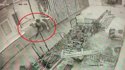 Metrelerce yüksekten yere çakıldı! Korkunç kazanın görüntüsü ortaya çıktı: Güvenlik kamerası her şeyi kaydetti