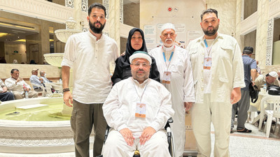 Tekerlekli sandalyesiyle 16 yıllık hac özlemini giderdi