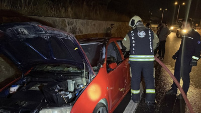 Hareket halindeki araç yandı! Son anda indiler