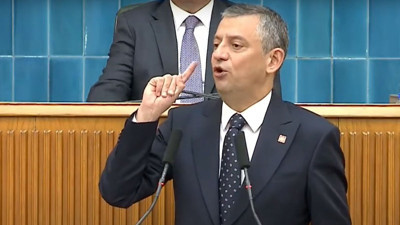 Özgür Özel kurultay iddianamesi sonrası kayyum iddialarına sert cevap: Atatürk'ün partisini kayyuma bırakmayız!