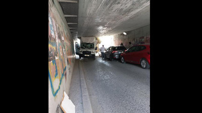 Sürücünün hesap hatası! Kamyonet alt geçitte sıkıştı