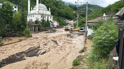 Trabzon'u sel bastı! Kaybolan yaşlı adam aranıyor