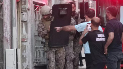 Koruma altına alınan çocuğu verilmeyince boğazına bıçak dayayıp, evini yaktı