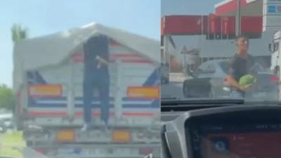Kırmızı ışıkta duran kamyondan karpuz çaldı