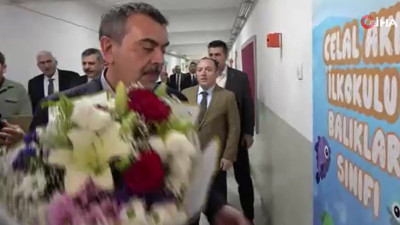Bakan Tekin, sınıfa elinde çiçek ile girdi