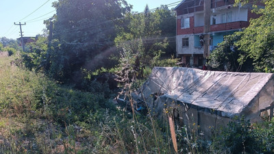 Zonguldak'ta facia! Otomobil elektrik direğine çarpıp bahçeye uçtu