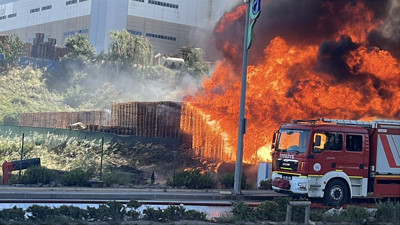 Kocaeli’de büyük yangın! Palet fabrikası cayır cayır yanıyor: Dumanlar gökyüzünü kararttı
