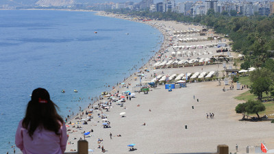 Antalya sahillerinde arife günü yoğunluğu yaşanıyor