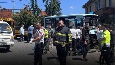 Freni arızalanan minibüs duvara çarptı! Çok sayıda yolcu yaralı