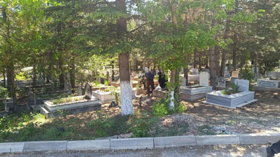 Bayramı arefesinde mezarlıklara ziyaretçi akını