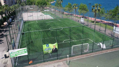 Karamürsel’deki halı sahaları yenilendi