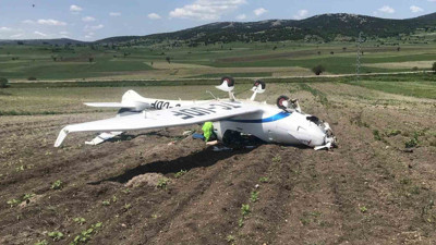 Tarlaya düşen uçak bu şekilde kaldırıldı