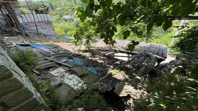 Kurbanlık boğa çatıyı çökertti! Otomobili pert etti