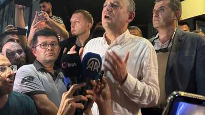 Hastane önünde Özgür Özel'den açıklama! 'Başkan Zeyrek'e 70 dakika kalp masajı yapıldı'