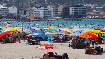 Çeşme’de plajlar patladı! Nefes alacak yer kalmadı