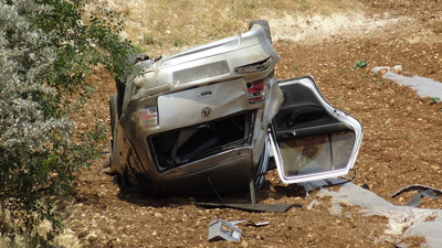 Tarlaya uçan otomobil şok etti! Araçta can pazarı yaşandı!