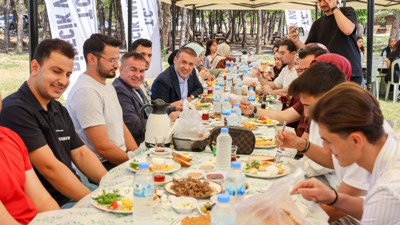 Vali, bayramda evine gidemeyen öğrencilerle buluştu