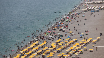 Antalya'da sahiller doldu taştı! Bayram yoğunluğu yaşanıyor