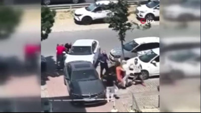 İstanbul’da şok eden görüntüler! Sürücüye ve kadına bıçaklı saldırdı: Şehir magandaları kamerada