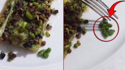 Baklavanın içinde ne olduğunu görünce inanamayacaksınız