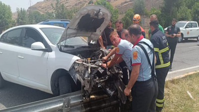 Kezer Köprüsü’nde feci kaza! Otomobil bariyerlere girdi: Sürücü sıkıştı
