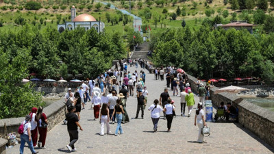 Turistik mekanlarda bayram yoğunluğu! Akın akın geldiler...