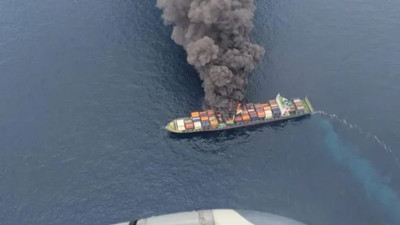 Yük gemisinde dev patlama! Denizde can pazarı...