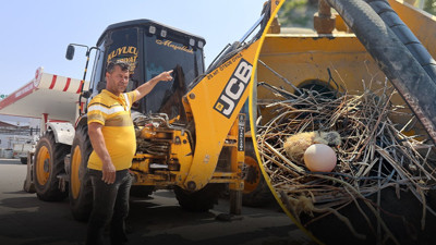 Kepçe operatöründen örnek hareket! Yuvayı değil işini feda etti