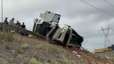 Gebze’de feci kaza! Karpuz yüklü TIR devrildi: Ölü ve yaralılar var