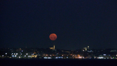 İstanbul'da çilek dolunayı büyüledi! 18 yıl sonra yeniden görüldü