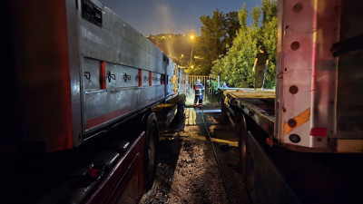 Park halindeki tırların dorselerini ateşe verdiler