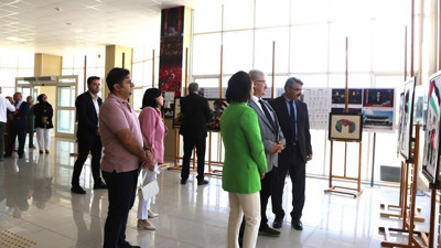 Filistinli akademisyenler ve sanatsever katıldı.