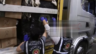 Gümrük ekipleri durdurdu! TIR’dan kaçak ürün fışkırdı