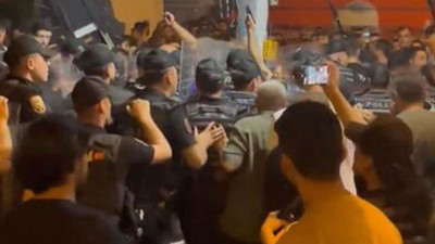 Akit TV binası önüne siyah çelenk bırakıldı